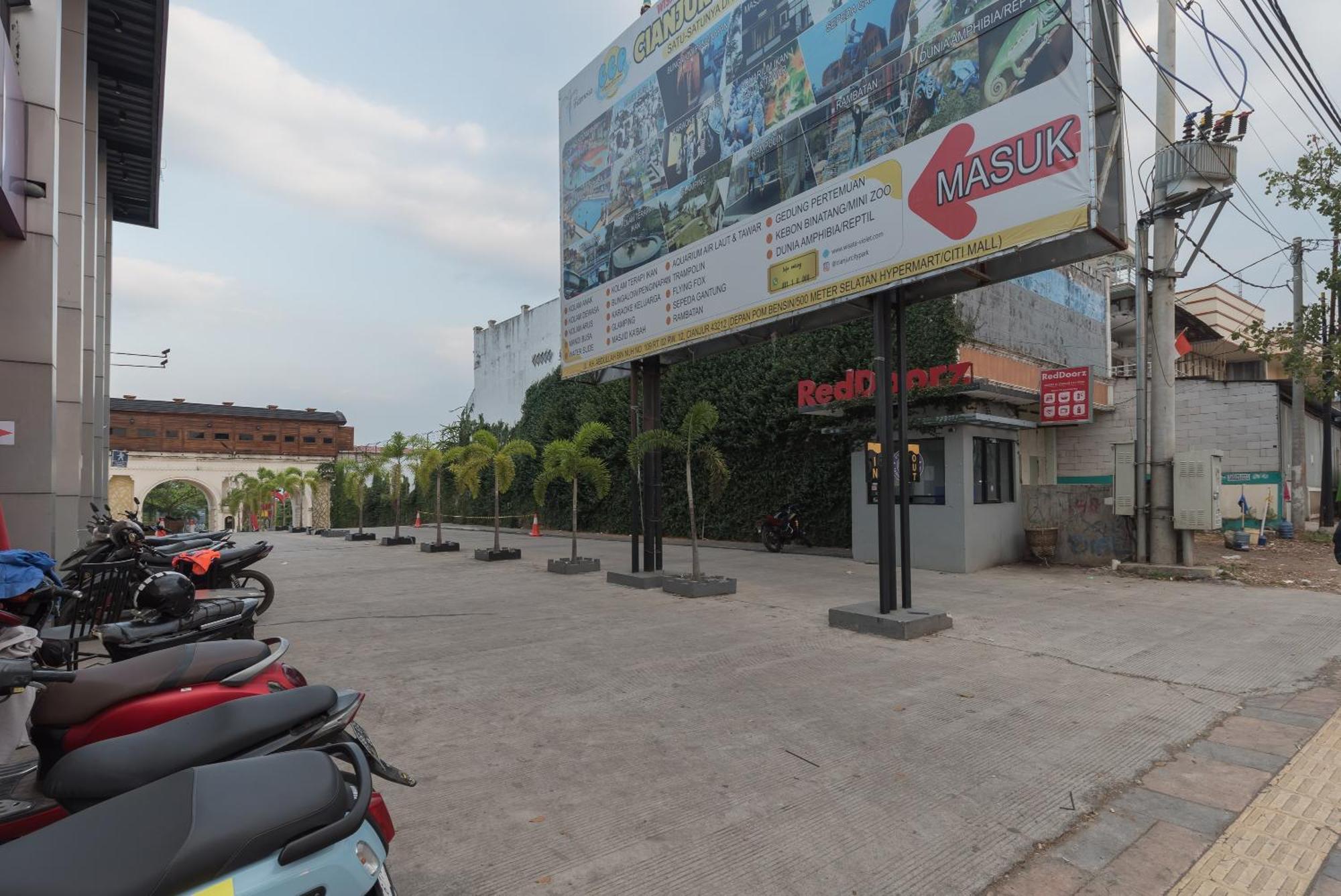 Urbanview Hotel Cianjur City Park By Reddoorz Zewnętrze zdjęcie